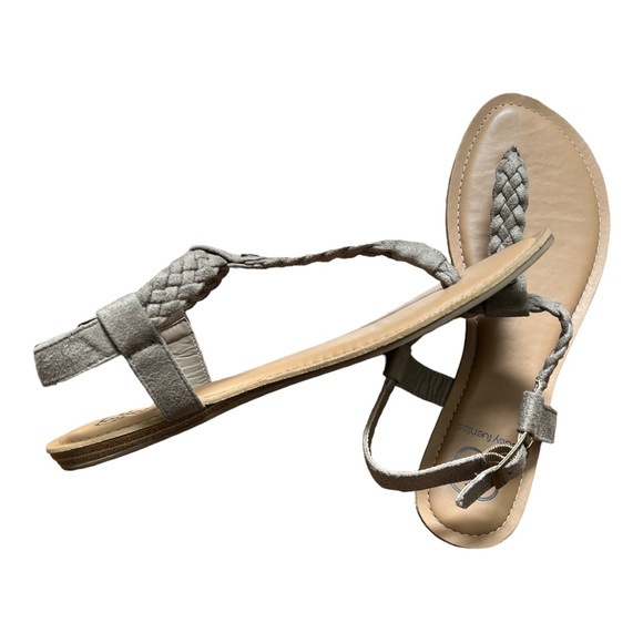 Daisy Fuentes Sandals - Picture 3 of 4